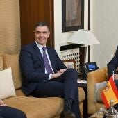 El presidente del Gobierno español, Pedro Sánchez (i), se reúne con el presidente del Ejecutivo marroquí, Aziz Ajanuch (d), en su primer viaje oficial de esta legislatura a Marruecos