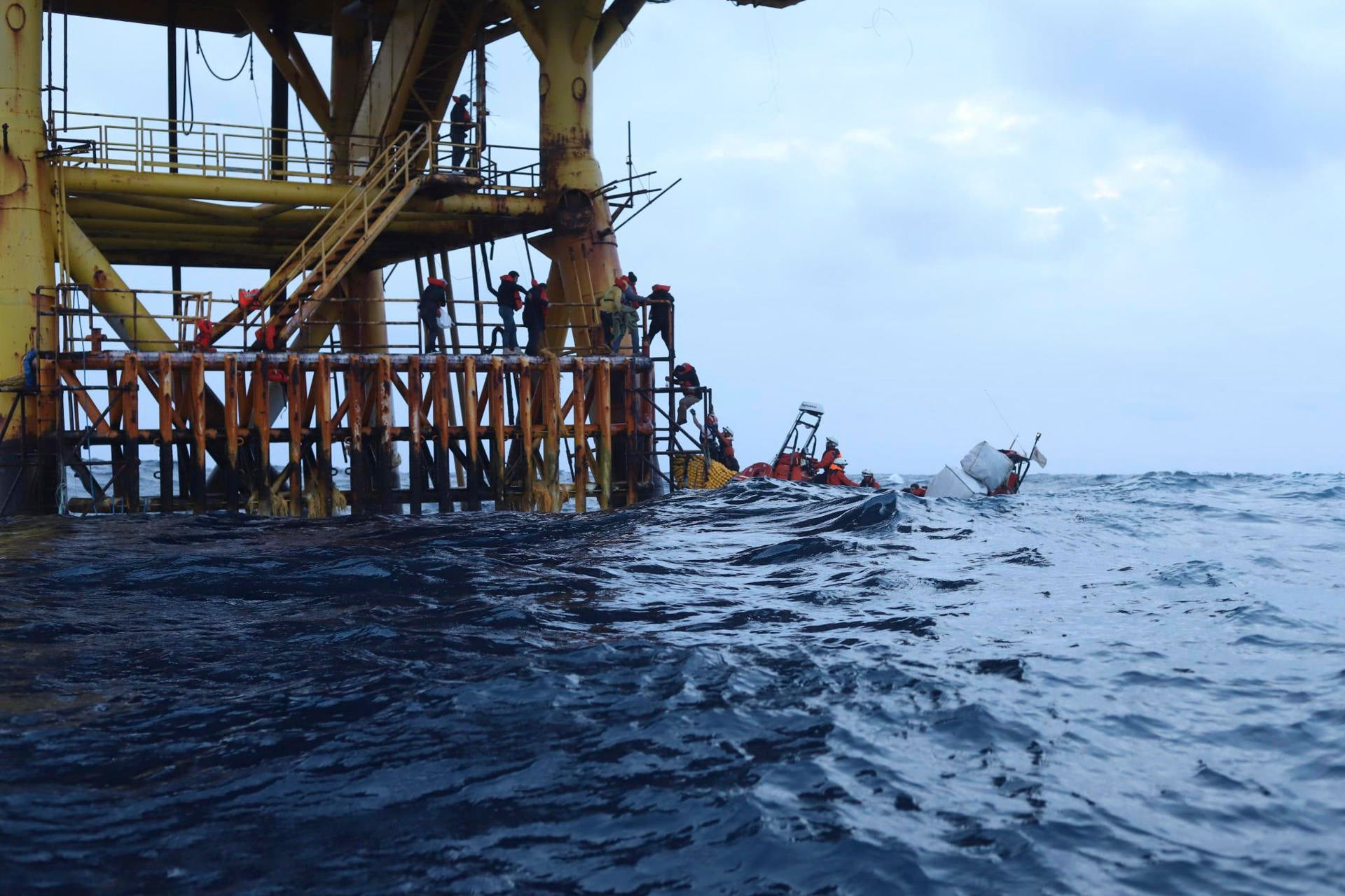 El buque Geo Barents de Médicos Sin Fronteras se dirige al puerto de Bari con más de 120 migrantes a bordo El buque Geo Barents de Médicos Sin Fronteras se dirige al puerto de Bari con más de 120 migrantes a bordo