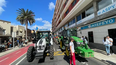 Más de 2000 personas han arropado a los 81 tractores que se desplazaron hasta Las Palmas de Gran Canaria