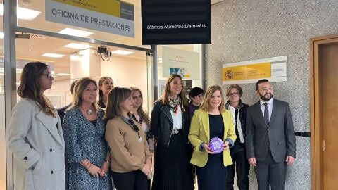 La delegada del Gobierno, Pilar Bernab&eacute;, sostiene el distintivo que lucir&aacute; en la oficina