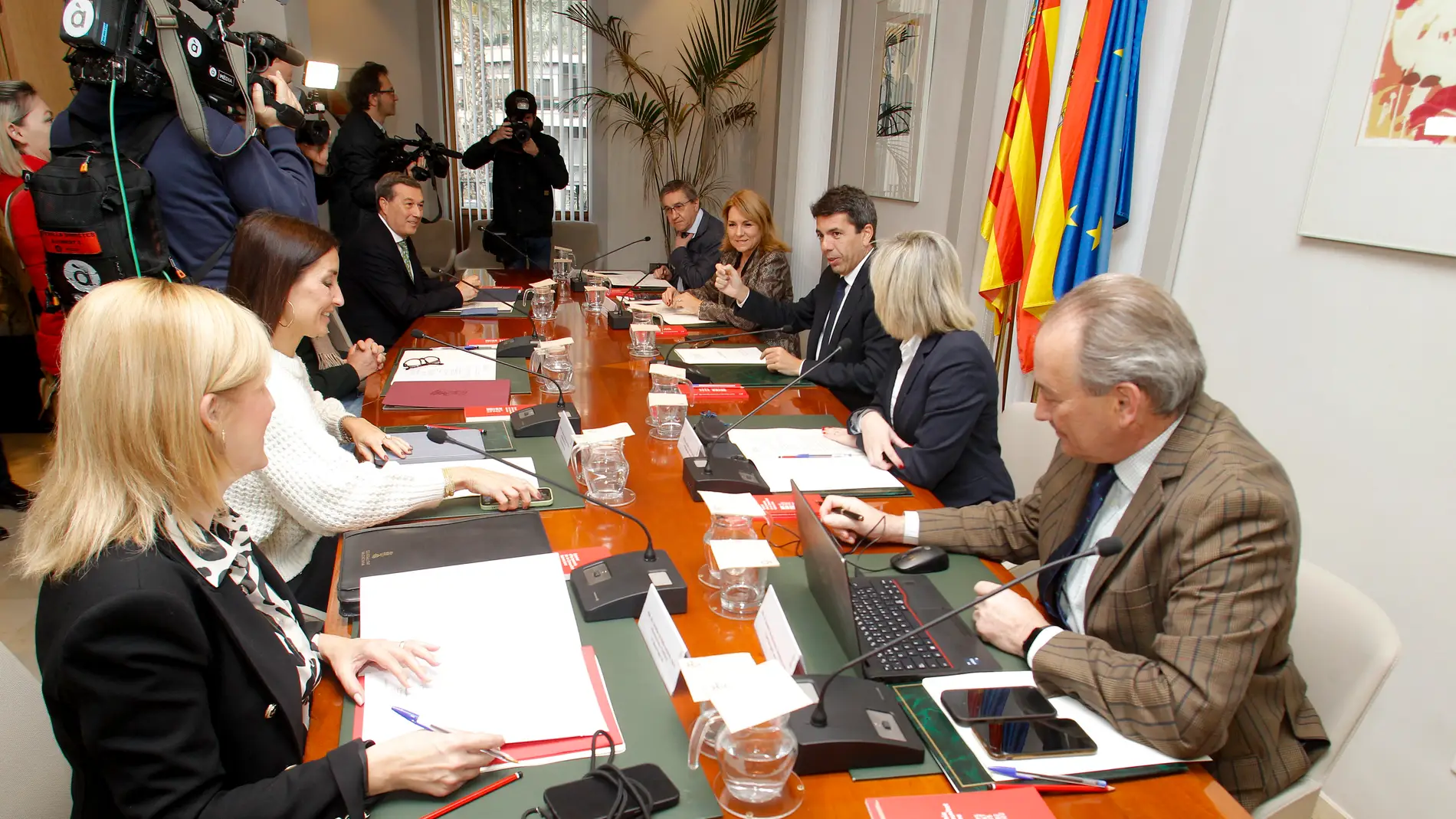El president de la Generalitat, Carlos Mazón, preside la reunión del pleno del Consell celebrada en Alicante. 