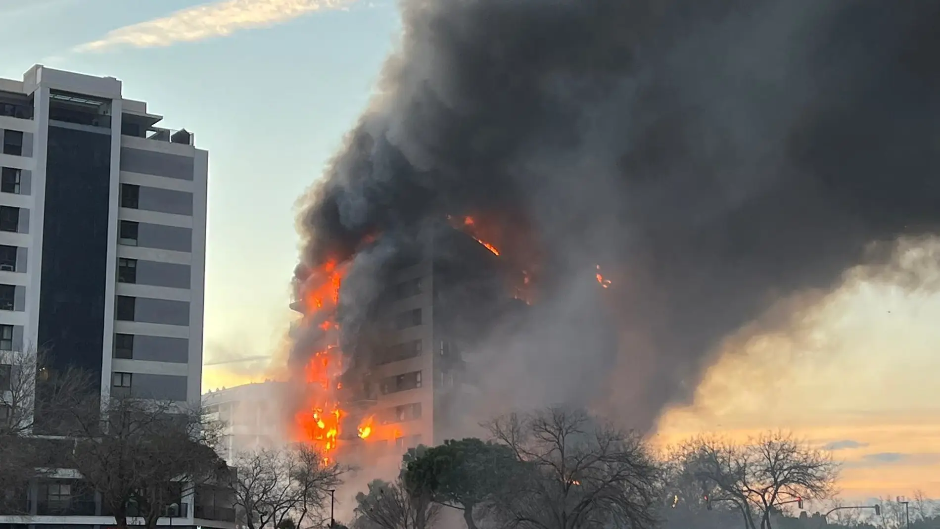 Imagen del edificio en llamas en Valencia 