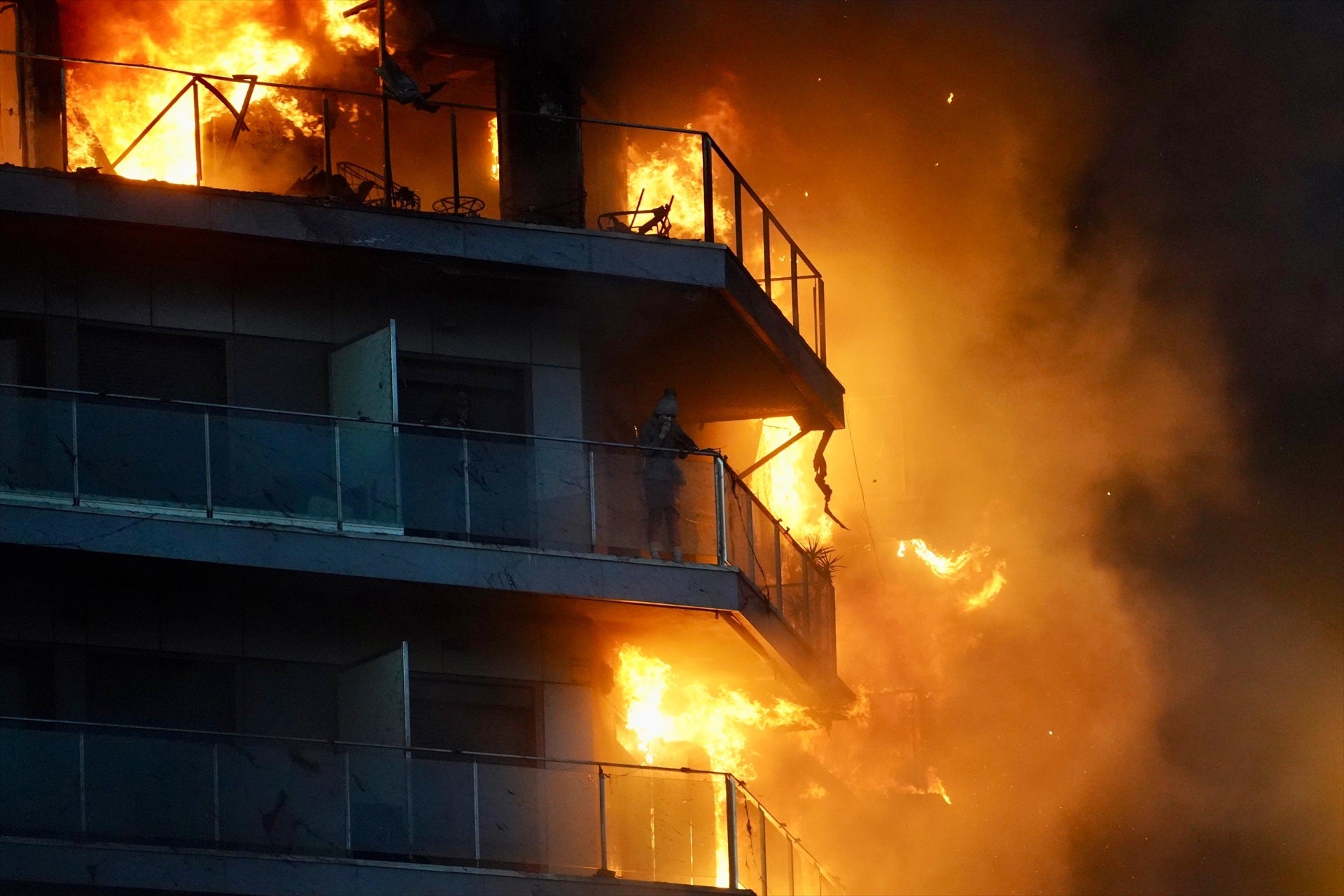 Así ha sido el rescate de dos personas atrapadas en un balcón en el incendio de Valencia Así ha sido el rescate de dos personas atrapadas en un balcón en el incendio de Valencia