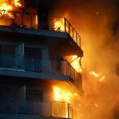 Una persona en un balcón del edificio en llamas, en el barrio de Campanar.