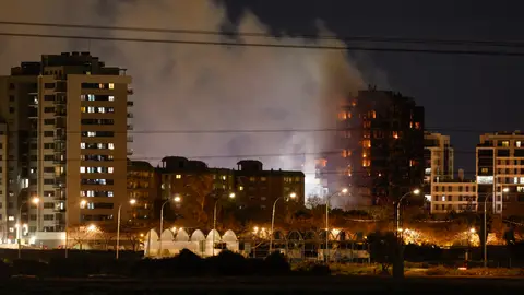 Vista del incendio declarado un edificio de viviendas de Valencia Vista del incendio declarado un edificio de viviendas de Valencia