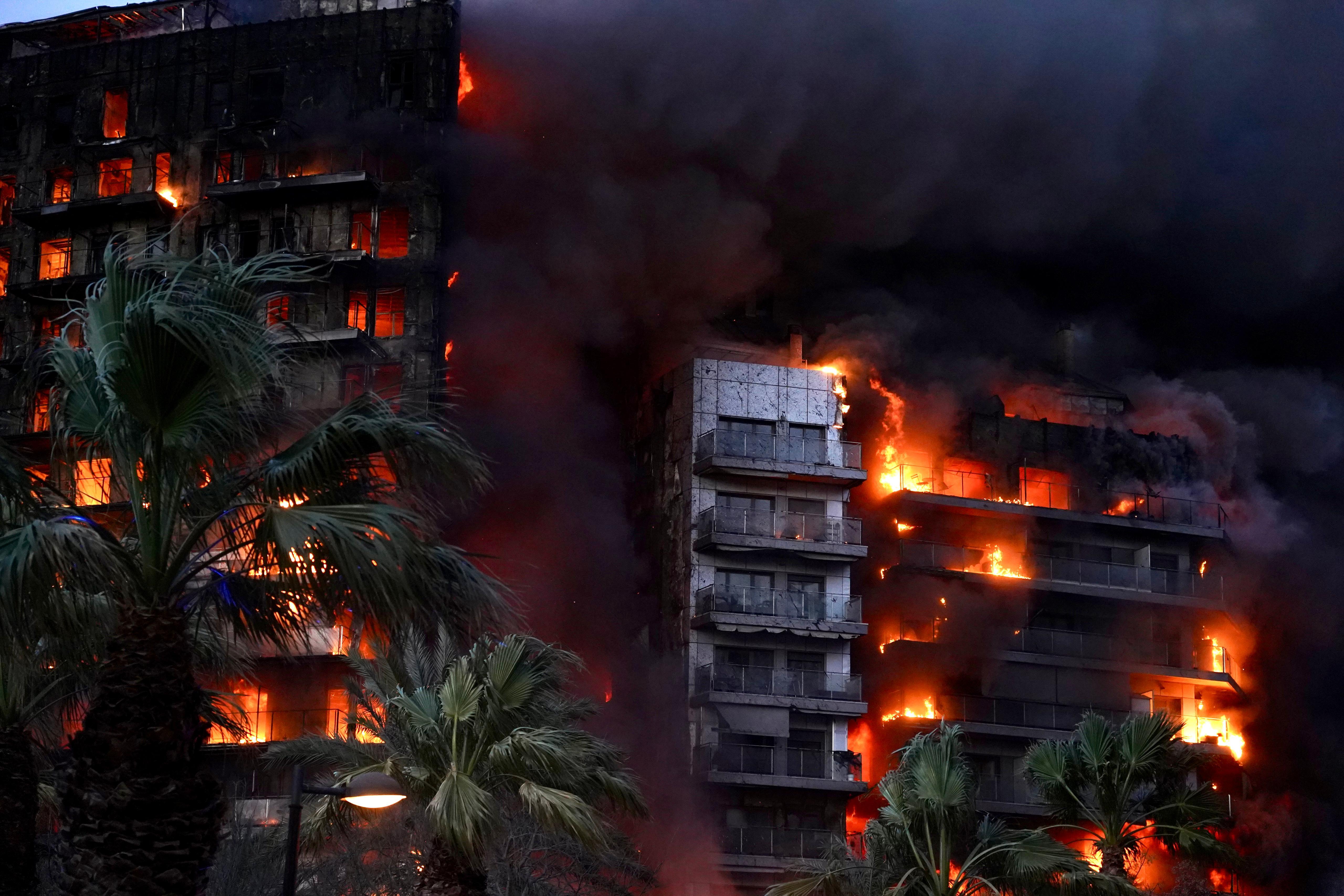 El impactante testimonio de una testigo del incendio en el edificio de Valencia: "Ha habido un momento en que he sentido aquí el calor del fuego" El impactante testimonio de una testigo del incendio en el edificio de Valencia: "Ha habido un momento en que he sentido aquí el calor del fuego"