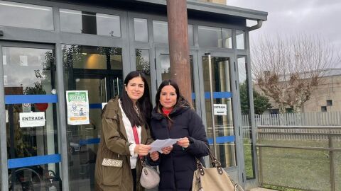 Leticia Mart&iacute;nez y Nuria Rubio frente el Centro de Salud de Armunia