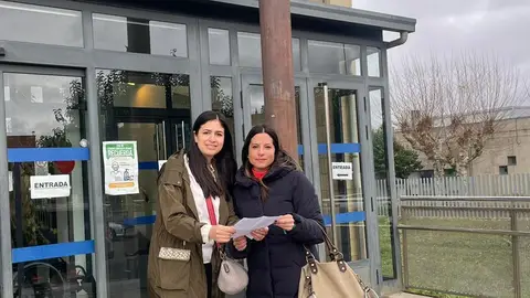 Leticia Martínez y Nuria Rubio frente el Centro de Salud de Armunia Leticia Martínez y Nuria Rubio frente el Centro de Salud de Armunia
