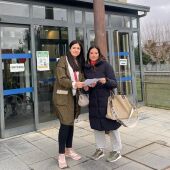 Leticia Martínez y Nuria Rubio frente el Centro de Salud de Armunia