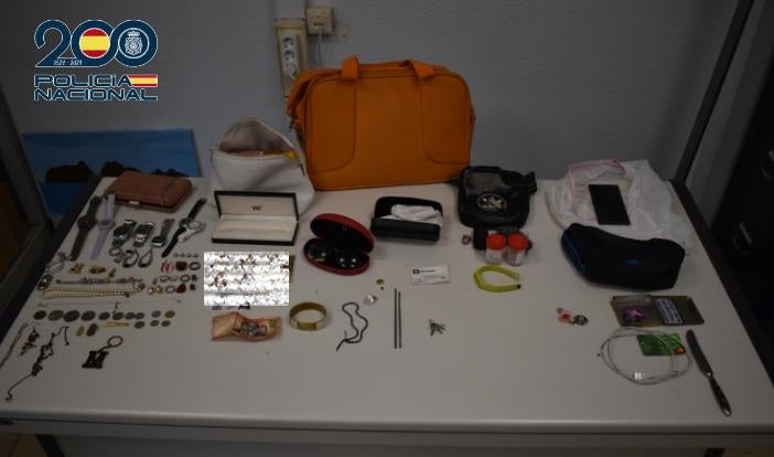 Detienen 'in fraganti' al autor de dos robos con fuerza cuando sustraía un vehículo en Alcázar de San Juan Detienen 'in fraganti' al autor de dos robos con fuerza cuando sustraía un vehículo en Alcázar de San Juan