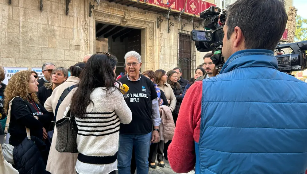 Los padres de 70 usuarios del Centro Oriol salen a la calle tras cuatro años en espera de la nueva residencia Los padres de 70 usuarios del Centro Oriol salen a la calle tras cuatro años en espera de la nueva residencia