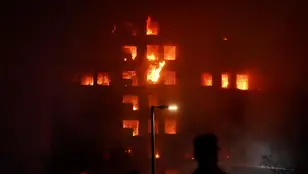 Edificio en llamas en el barrio de Campanar en Valencia 