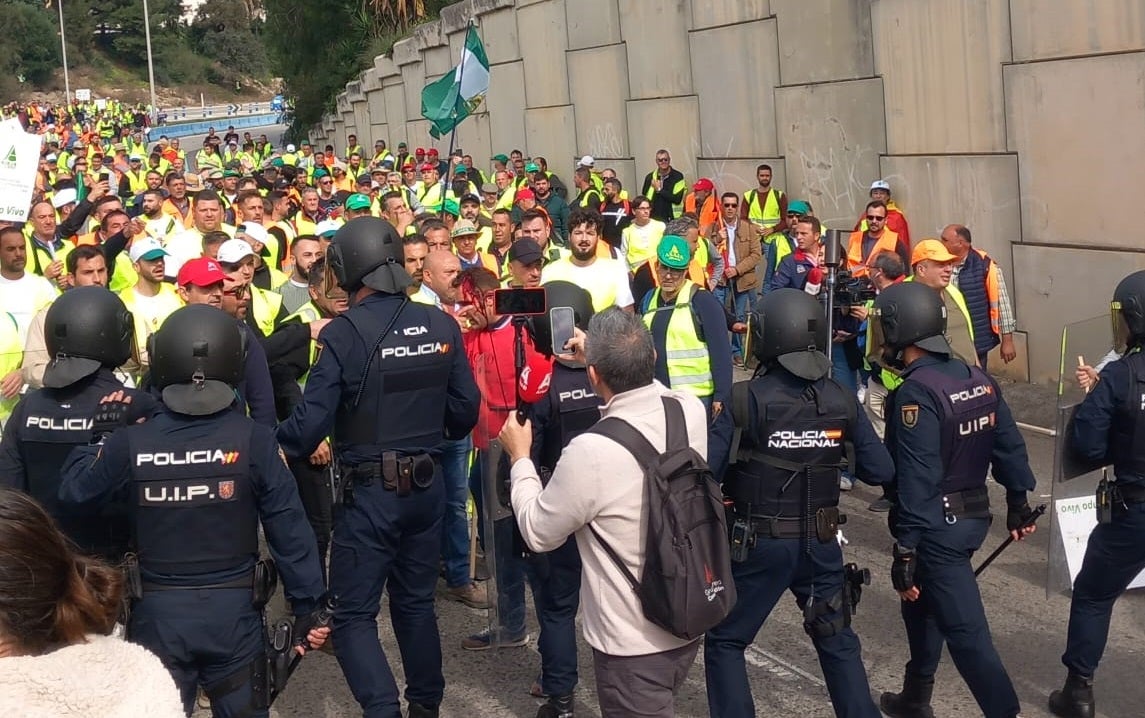 Dos detenidos y un policía herido en las movilizaciones de los agricultores en Algeciras Dos detenidos y un policía herido en las movilizaciones de los agricultores en Algeciras