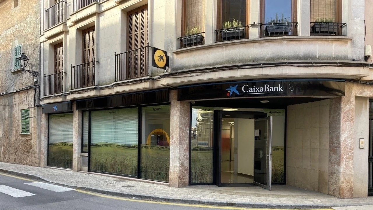 Imagen de archivo de una oficina de Caixabank