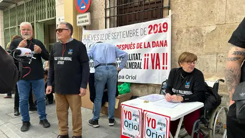 Los padres de 70 usuarios del Centro Oriol salen a la calle tras cuatro años en espera de la nueva residencia Los padres de 70 usuarios del Centro Oriol salen a la calle tras cuatro años en espera de la nueva residencia