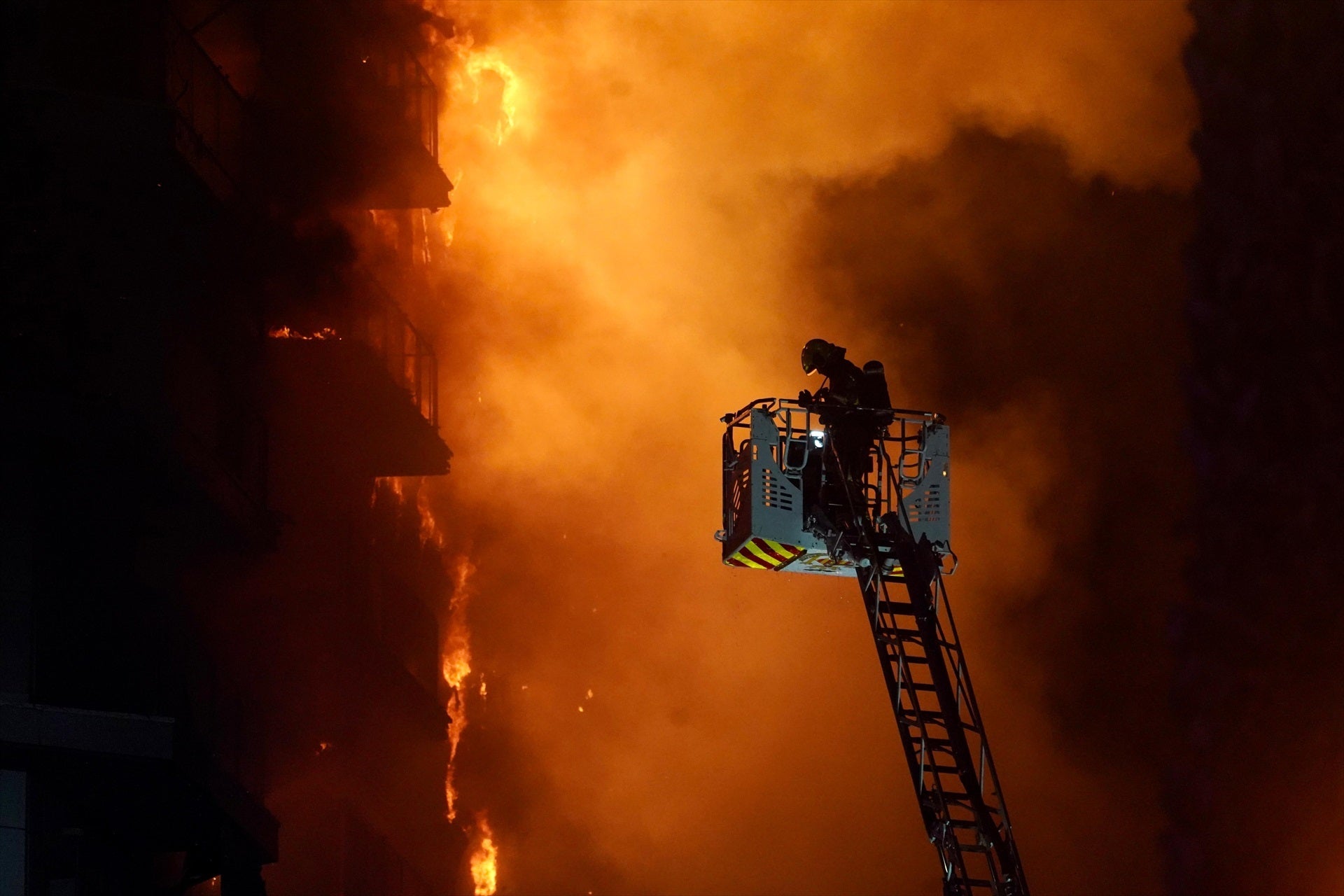 Tertulia: ¿Qué causas y responsabilidades hay tras el incendio del edificio en Valencia? Tertulia: ¿Qué causas y responsabilidades hay tras el incendio del edificio en Valencia?