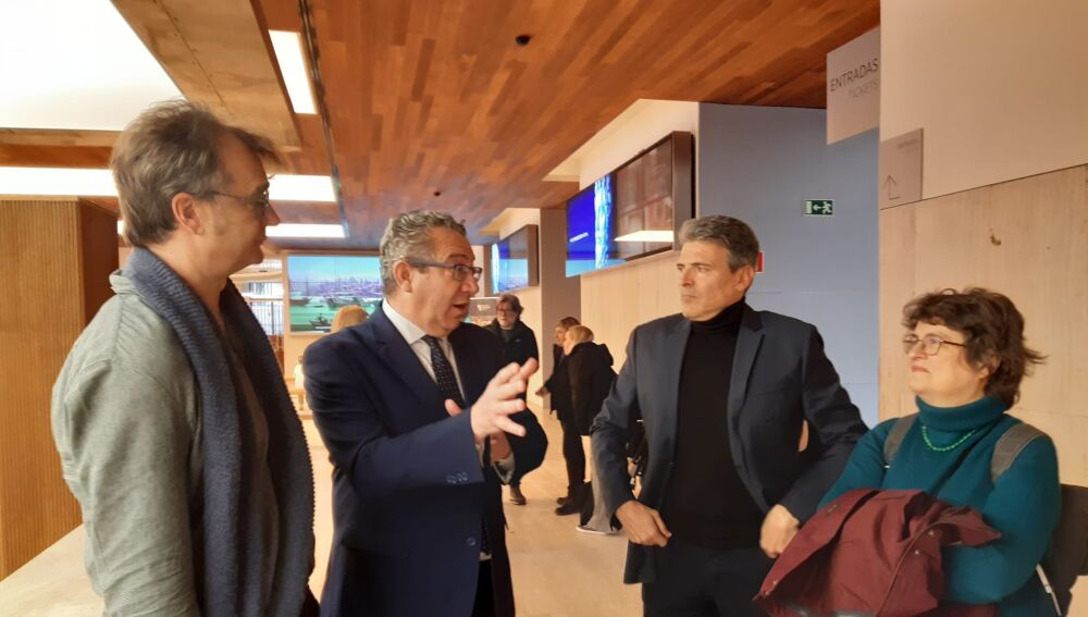 Toni Pérez con los comisarios y la directora del Museo Arqueológico Nacional