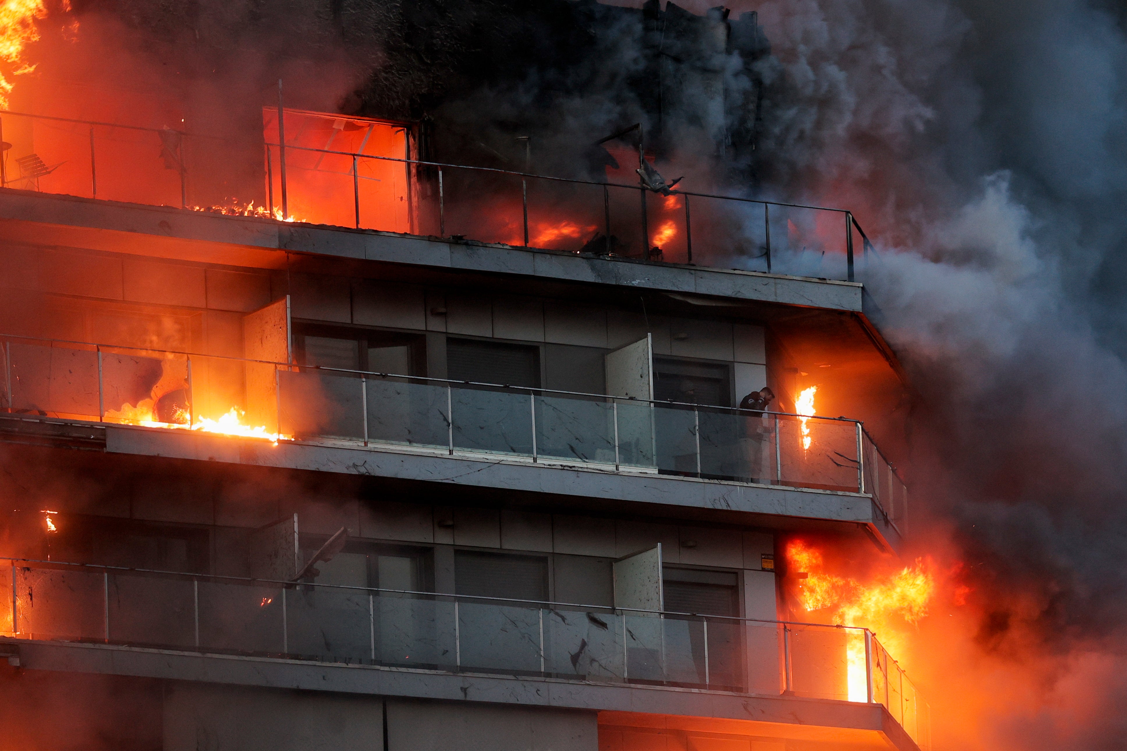 Las imágenes del brutal incendio que ha devorado un edificio residencial de 14 plantas en Valencia Las imágenes del brutal incendio que ha devorado un edificio residencial de 14 plantas en Valencia