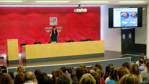 La investigadora Luz Rello dando una conferencia sobre dislexia en la Universidad de La Rioja, en 2018 La investigadora Luz Rello dando una conferencia sobre dislexia en la Universidad de La Rioja, en 2018