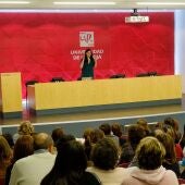 La investigadora Luz Rello dando una conferencia sobre dislexia en la Universidad de La Rioja, en 2018