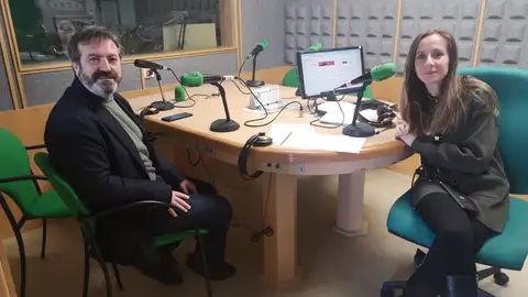 Luis Bará nos estudios de Onda cero Pontevedra con Susana Pedreira, periodísta de Onda Cero Entrevista en Máis de Un Pontevedra