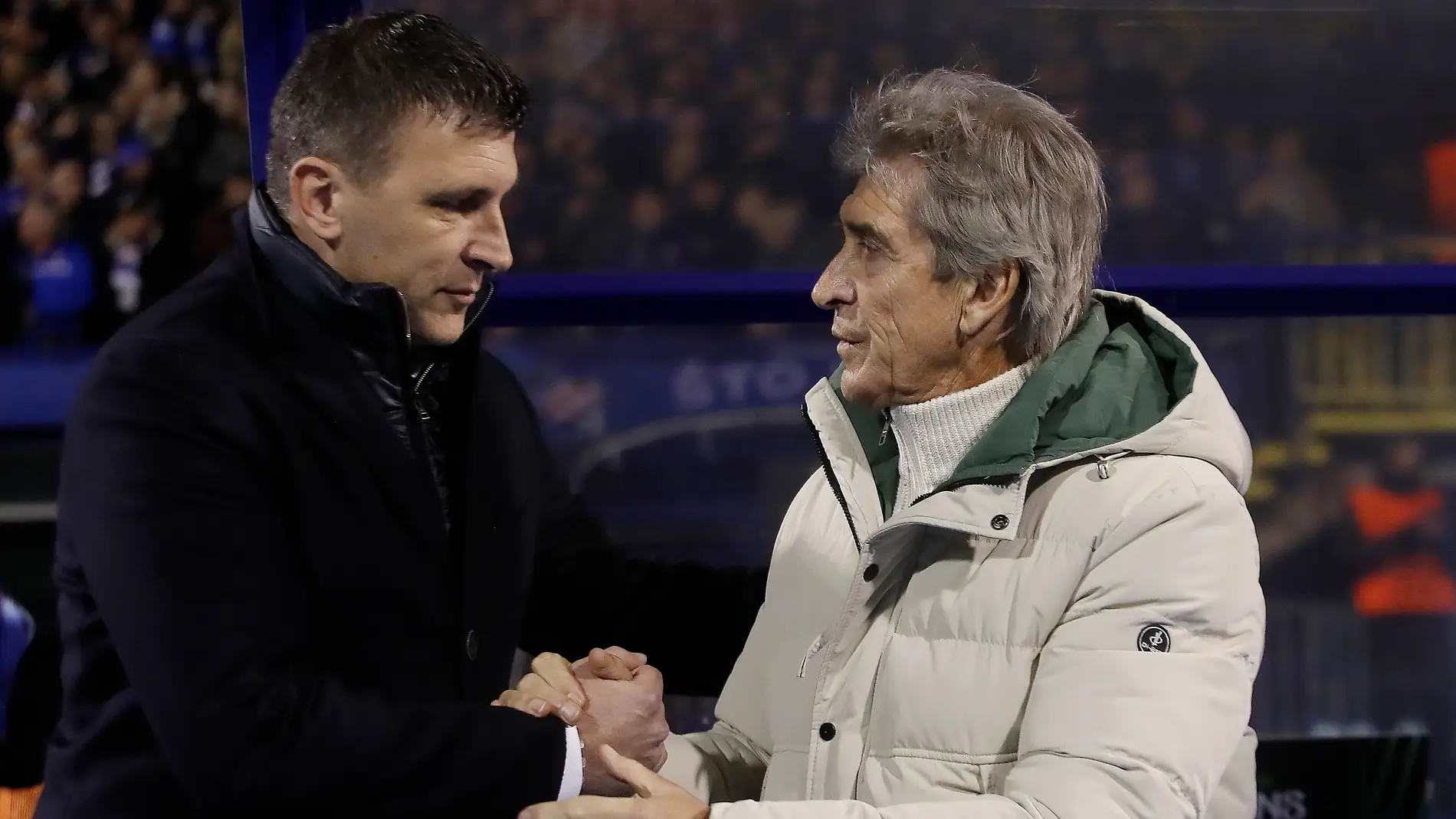 Sergej Jakirovic y Manuel Pellegrini se saludan antes del partido.