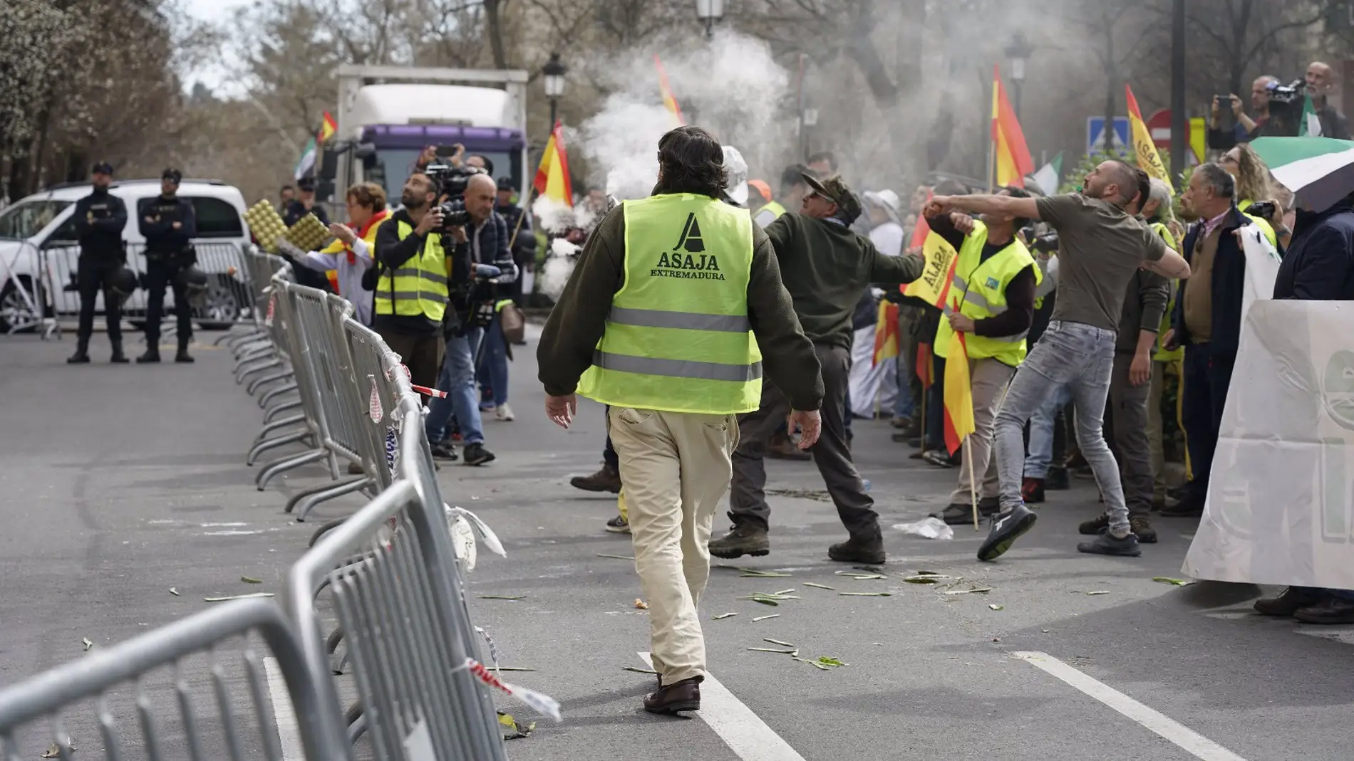 Miércoles de intensa movilización agraria, con "tensión" en Cáceres, cortes de carreteras y tractores en Madrid