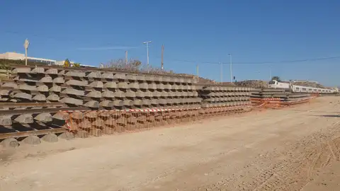 Traviesas apiladas y que han despertado el temor de los vecinos Traviesas apiladas y que han despertado el temor de los vecinos