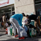 Numerosas personas se han acercado a dejar ropa, mantas y calzado para los vecinos afectados por el incendio de un edificio de Valencia.