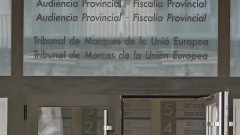 Puerta de la Audiencia Provincial de Alicante Puerta de la Audiencia Provincial de Alicante