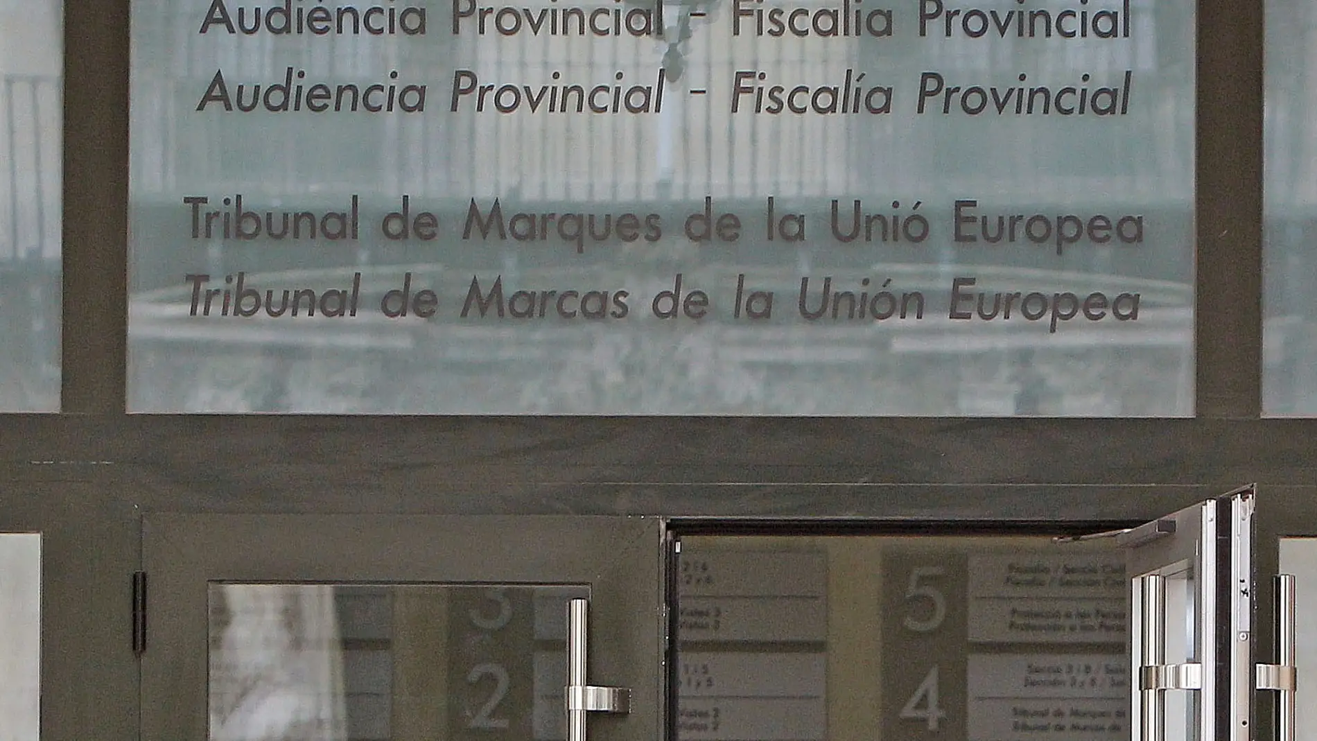 Puerta de la Audiencia Provincial de Alicante