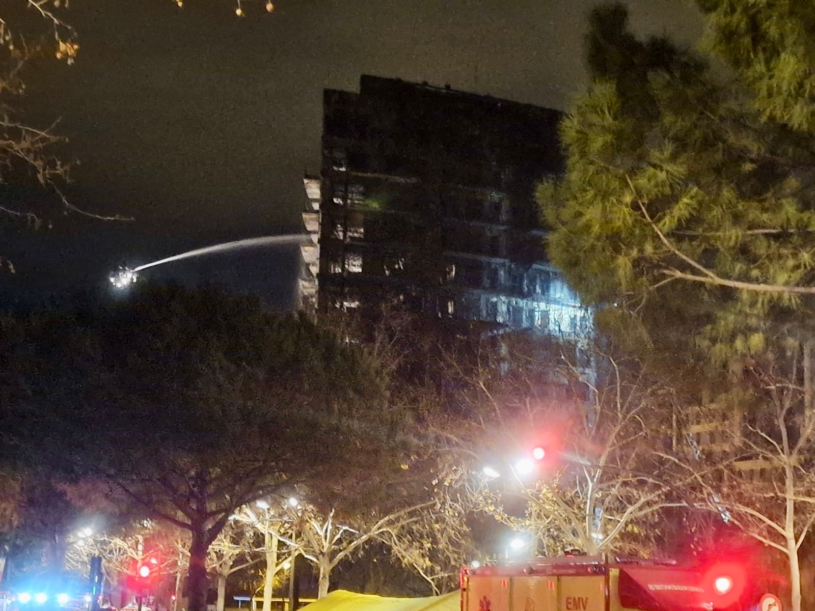 Los bomberos de Valencia trabajan durante la noche sin descanso en el incendio de Campanar Los bomberos de Valencia trabajan durante la noche sin descanso en el incendio de Campanar