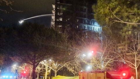Los bomberos de Valencia trabajan durante la noche sin descanso en el incendio de Campanar