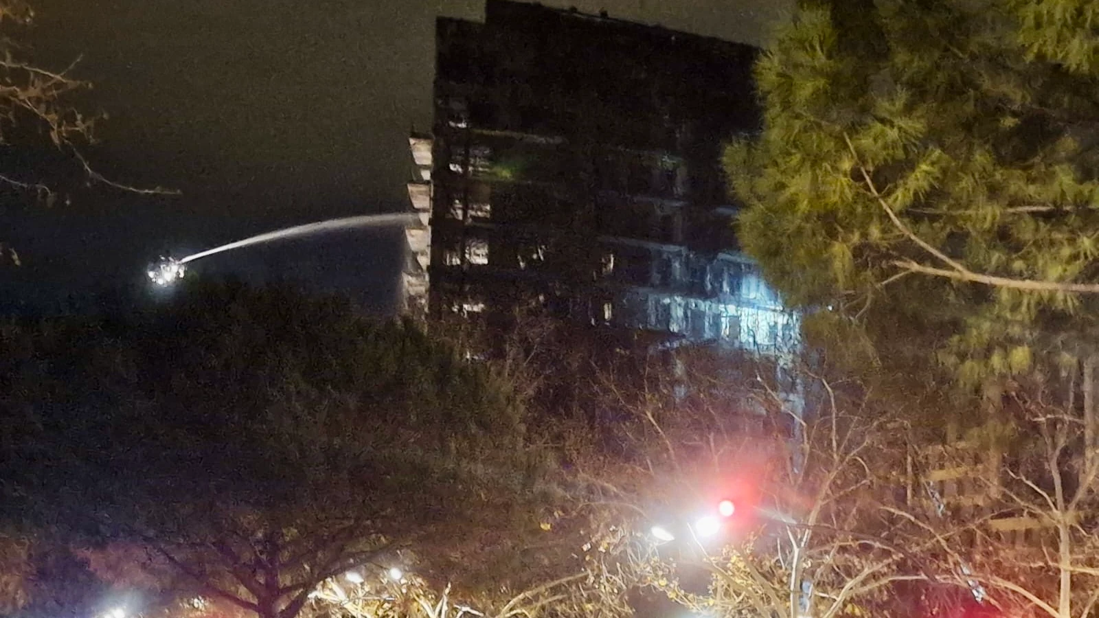 Los bomberos de Valencia trabajan durante la noche sin descanso en el incendio de Campanar
