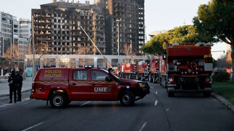 Los servicios de emergencias contin&uacute;an trabajando en el incendio del edificio de catorce plantas en Valencia