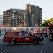 Los servicios de emergencias continúan trabajando en el incendio del edificio de catorce plantas en Valencia