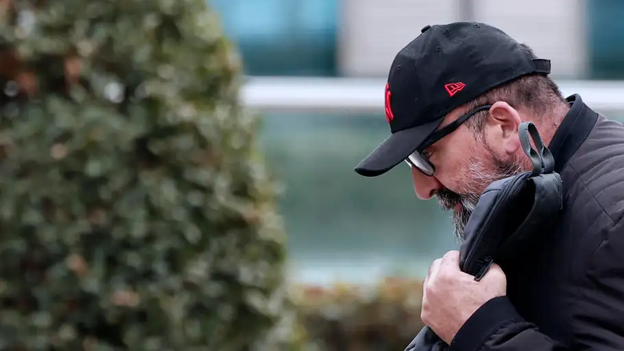 Koldo García, exasesor del exministro socialista José Luis Ábalos, a la salida de la Audiencia Nacional. Koldo García, exasesor del exministro socialista José Luis Ábalos, a la salida de la Audiencia Nacional.