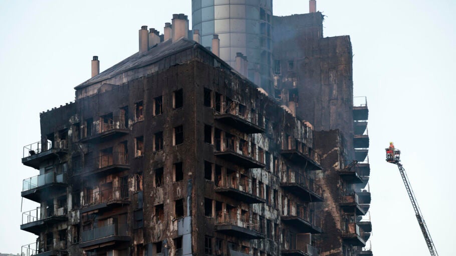 Los bomberos contin&uacute;an trabajando tras el fulminante y devastador incendio en un edificio de viviendas de catorce plantas en Valencia.