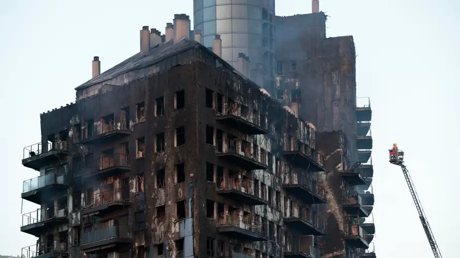 Los bomberos siguen trabajando en el edificio siniestrado en Valencia Los bomberos continúan trabajando tras el fulminante y devastador incendio en un edificio de viviendas de catorce plantas en Valencia.