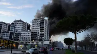 El edificio siniestrado durante los primeros minutos del incendio
