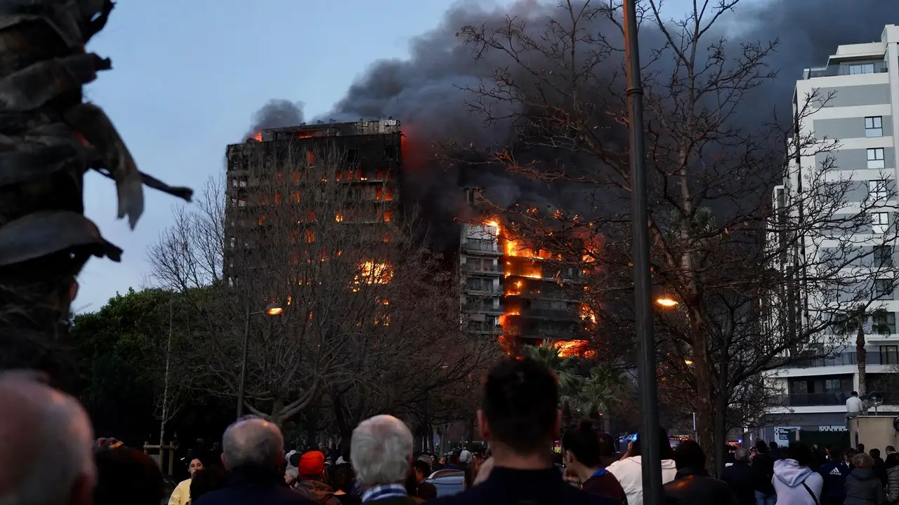 Los bomberos trabajan en las tareas de extinción del incendio de Valencia Los bomberos trabajan en las tareas de extinción del incendio de Valencia
