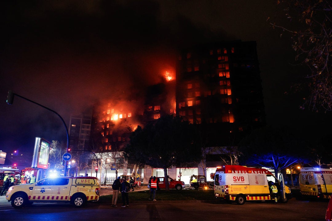 Protección Civil y Emergencias se preparan para ayudar en el apuntalamiento del edificio incendiado junto a la UME Protección Civil y Emergencias se preparan para ayudar en el apuntalamiento del edificio incendiado junto a la UME