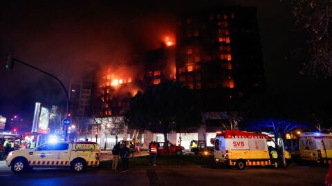 Equipos de emergencias en las labores de extinci&oacute;n del incendio en un edificio en Valencia