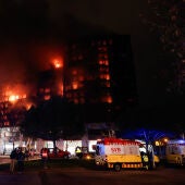 Equipos de emergencias en las labores de extinción del incendio en un edificio en Valencia