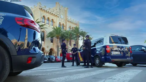 Agentes del cuerpo en la plaza del Born de Ciutadella. Agentes del cuerpo en la plaza del Born de Ciutadella.
