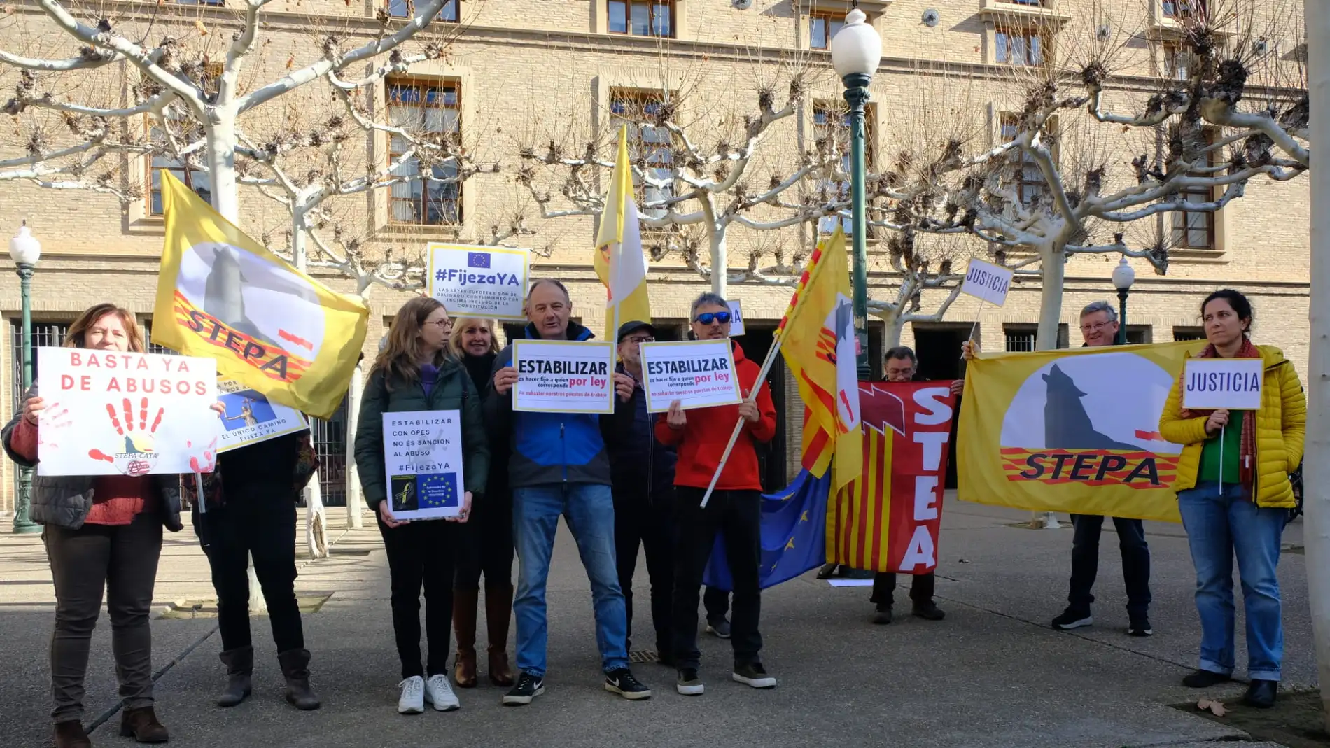 Miembros de STEPA durante un acto de protesta frente al Pignatelli