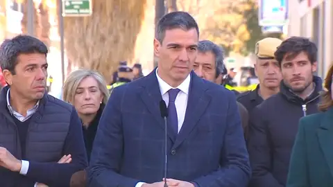 Pedro Sánchez traslada su "empatía, cariño y solidaridad" a los afectados del incendio de Valencia Pedro Sánchez traslada su "empatía, cariño y solidaridad" a los afectados del incendio de Valencia
