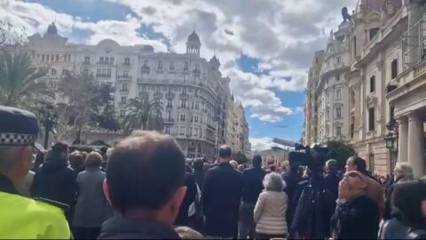 La plaza del Ayuntamiento de València guarda silencio por las víctimas del incendio