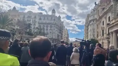 La plaza del Ayuntamiento de València guarda silencio por las víctimas del incendio La plaza del Ayuntamiento de València guarda silencio por las víctimas del incendio
