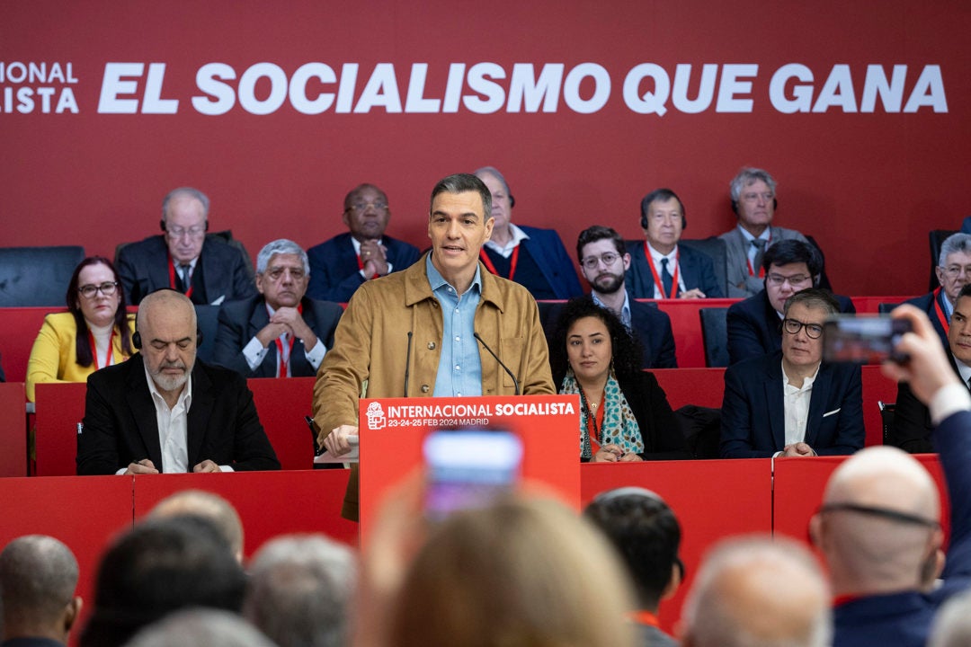 Sánchez promete ser "implacable" con la corrupción "venga de donde venga y caiga quien caiga" Sánchez promete ser "implacable" con la corrupción "venga de donde venga y caiga quien caiga"